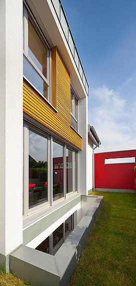 Moderne Fassade und roter Sichtschutz
