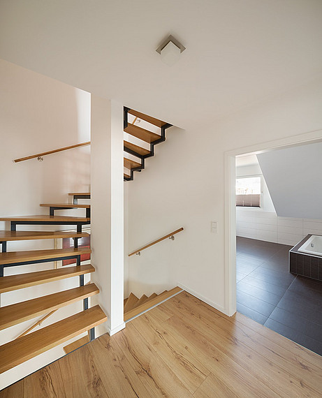 Platzsparende Treppe im Doppelhaus