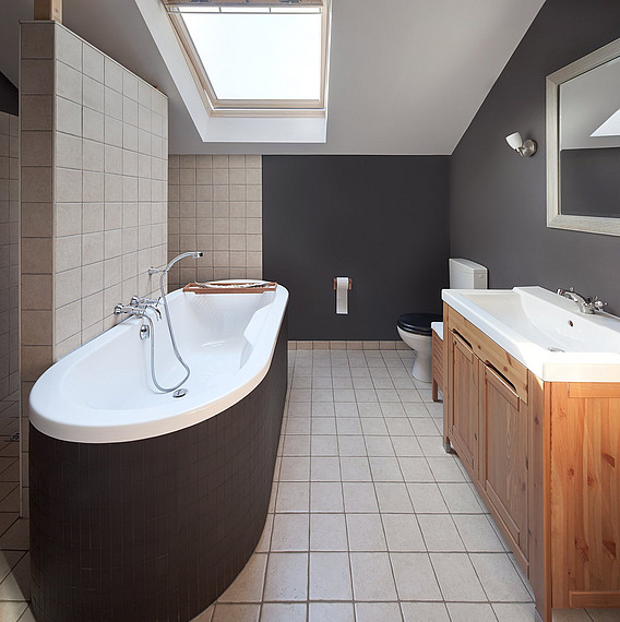 Modernes Badezimmer im Landhaus-Stil