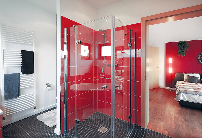 Trendiges Badezimmer in rot-weiß
