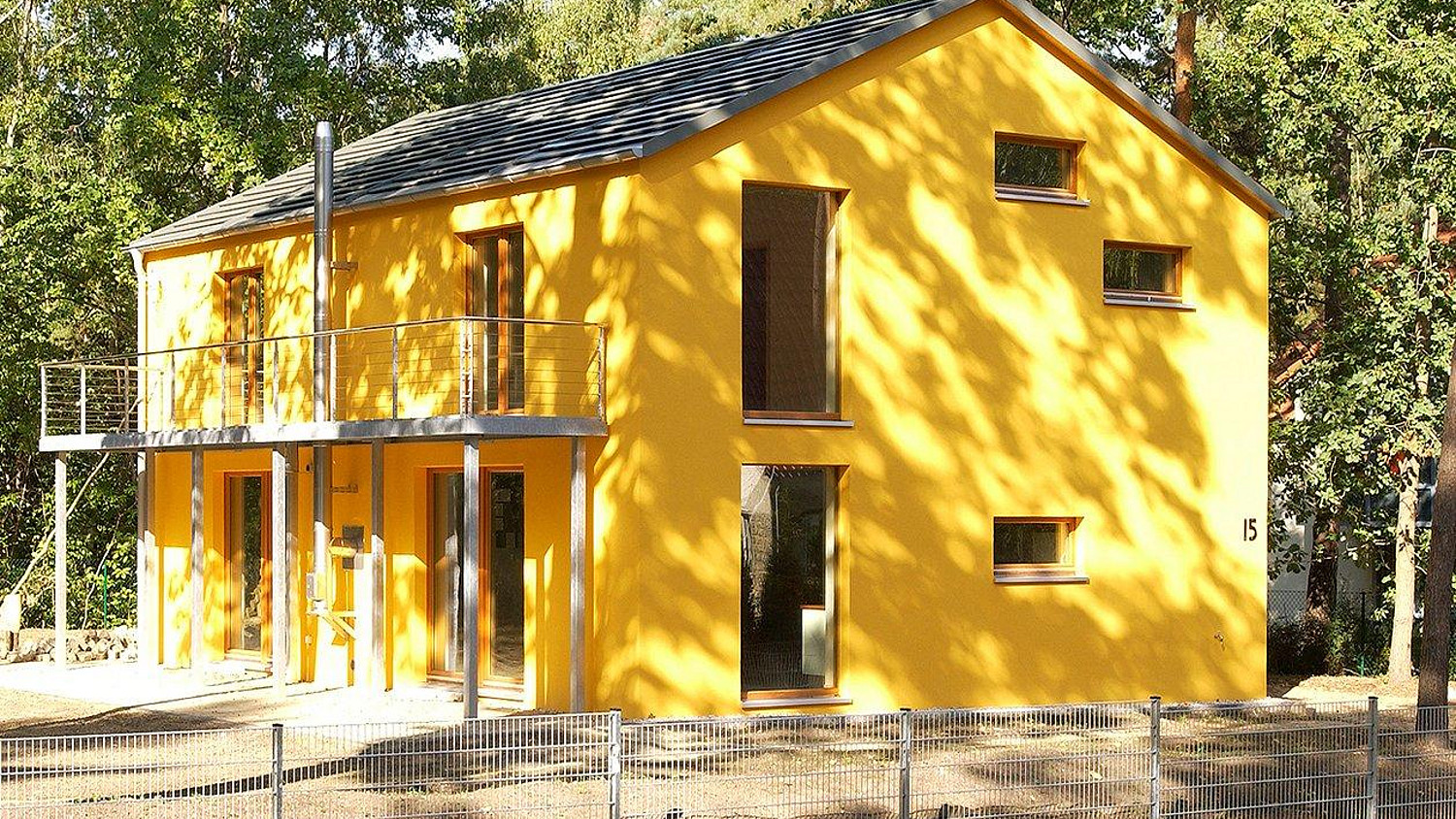 Haus mit gelber Fassadengestaltung