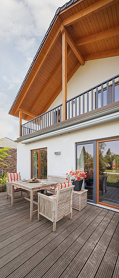 Gartenansicht mit Terrasse und Balkon